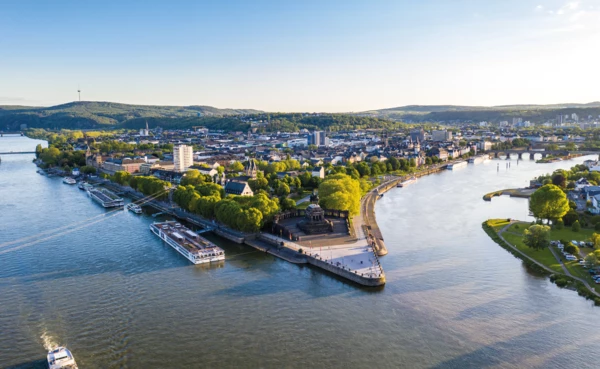 Luftaufnahme vom Deutschen Eck in Koblenz mit der Seilbahn, dem Rhein, der Mosel und Schiffen im Vordergrund