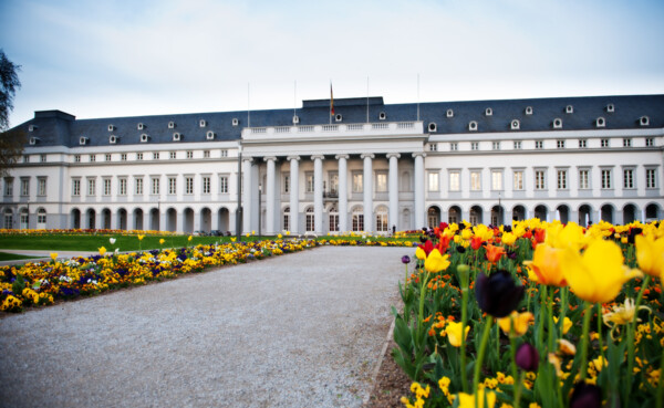 Das Kurfürstliche Schloss in Frühling mit blühenden Blumen ©Koblenz-Touristik GmbH, Effner