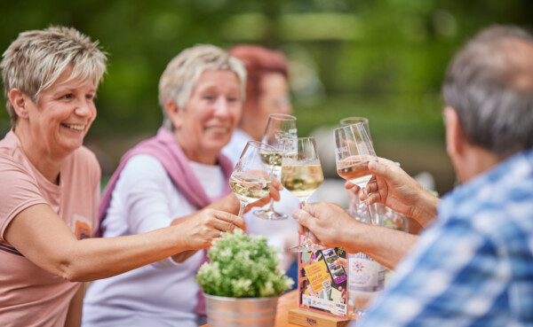 Vinothek on Tour; Personen mit Weingläsern die Anstoßen © Koblenz-Touristik GmbH, Picture Colada