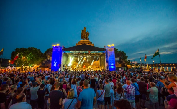 Bühne am Deutschen Eck während des Koblenzer Sommerfest zu "Rhein in Flammen"