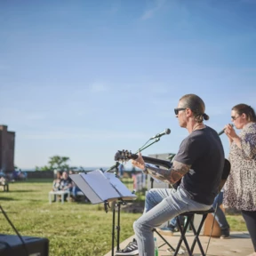 Band Vicky Unplugged spielt auf der B&uuml;hne w&auml;hrend des Weinfestivals &copy; Koblenz-Touristik GmbH, Picture Colada