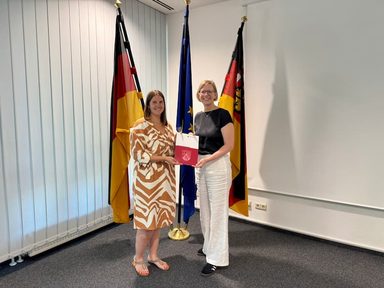Staatssekret&auml;rin Simone Schneider & Anne-Carin Ebel (Koblenz-Touristik) bei der Bescheid&uuml;bergabe &copy; Ministerium f&uuml;r Wirtschaft, Tourismus, Energie und Klima Rheinland-Pfalz