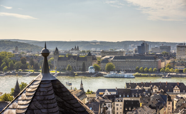 Ausblick über Koblenz vom Stadtteil Ehrenbreitstein aus mit mehreren Türmen, dem preußischen Regierungsgebäude, dem Pegelhaus und dem Rhein im Blick ©Koblenz-Touristik GmbH, Dominik Ketz