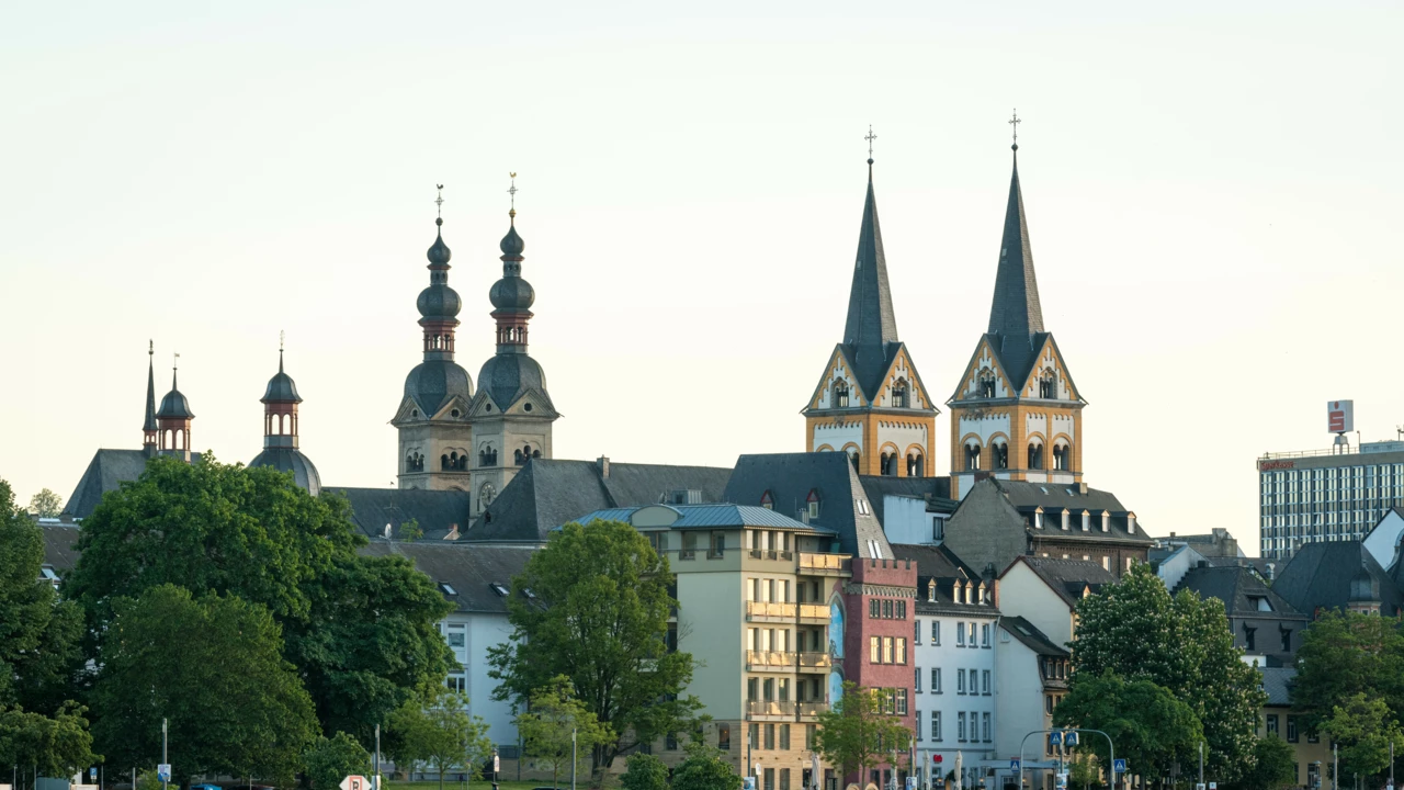 Skyline von Koblenz gesehen vom Moselufer mit mehreren Kirchtürmen zu sehen