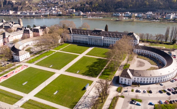 Luftaufnahme des Kurfürstlichen Schlosses in Koblenz in Herbst mit dem Rhein im Hintergrund