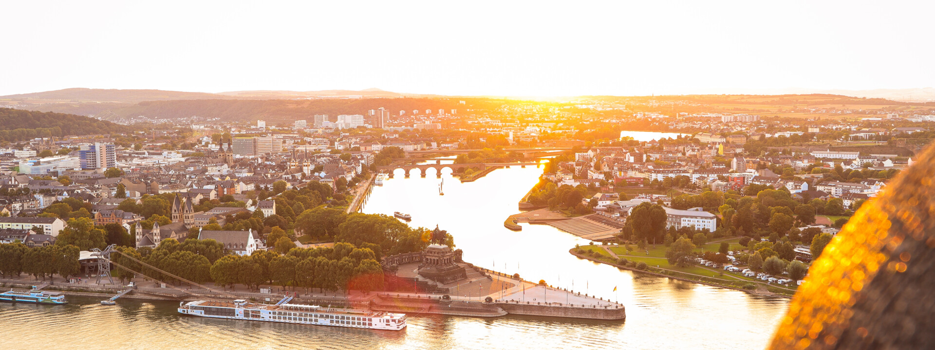 Koblenz im Sonnenuntergang © Johannes Bruchhof Blick über die Stadt Koblenz auf das Deutsche Eck den Zusammenfluss von Rhein und Mosel in der Abendsonne © Johannes Bruchhof