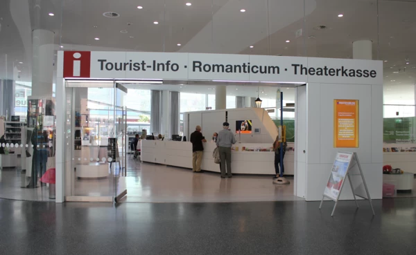 Familie lässt sich von der Tourist-Information im Forum Confluentes beraten