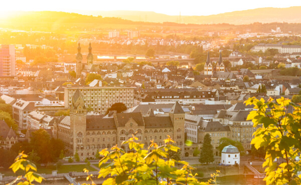 Preußisches Regierungsgebäude und Altstadt bei Abenddämmerung ©Koblenz-Touristik GmbH, Johannes Bruchhof 