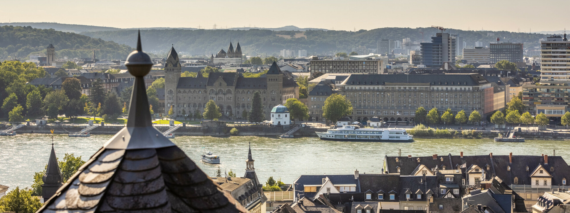 Ausblick über Koblenz vom Stadtteil Ehrenbreitstein aus mit mehreren Türmen, dem preußischen Regierungsgebäude, dem Pegelhaus und dem Rhein im Blick ©Koblenz-Touristik GmbH, Dominik Ketz
