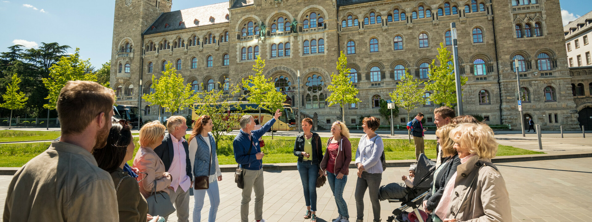 Führungsgruppe vor dem Preußischen Regierungsgebäude in Koblenz ©Koblenz-Touristik GmbH, Dominik Ketz