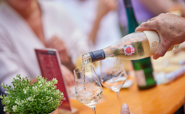 Flasche Wein wird auf der "Vinothek on Tour" auf dem Weinfestival eingeschenkt. ©Koblenz-Touristik GmbH, Picture Colada