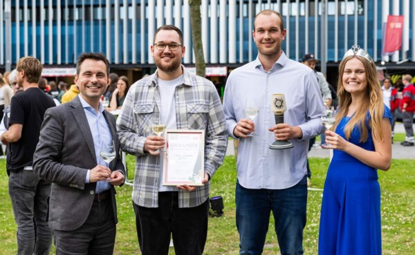 Oberbürgermeister David Langner und WeinKaiserWein Gewinner 2024  Jonas Spurzem mit einer Weinkönigin auf der Blauen Stunde.  © Koblenz-Touristik GmbH, Kai Myller 