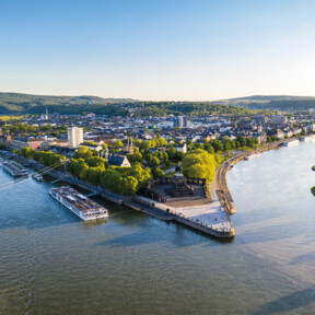 Luftaufnahme vom Deutschen Eck in Koblenz mit der Seilbahn, dem Rhein, der Mosel und Schiffen im Vordergrund ©Koblenz-Touristik GmbH, Dominik Ketz