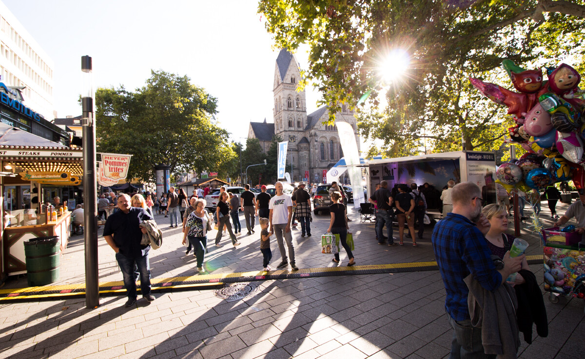 Stände und Festbesucher auf dem Schängelmarkt ©(C) Lisa Becker Photography