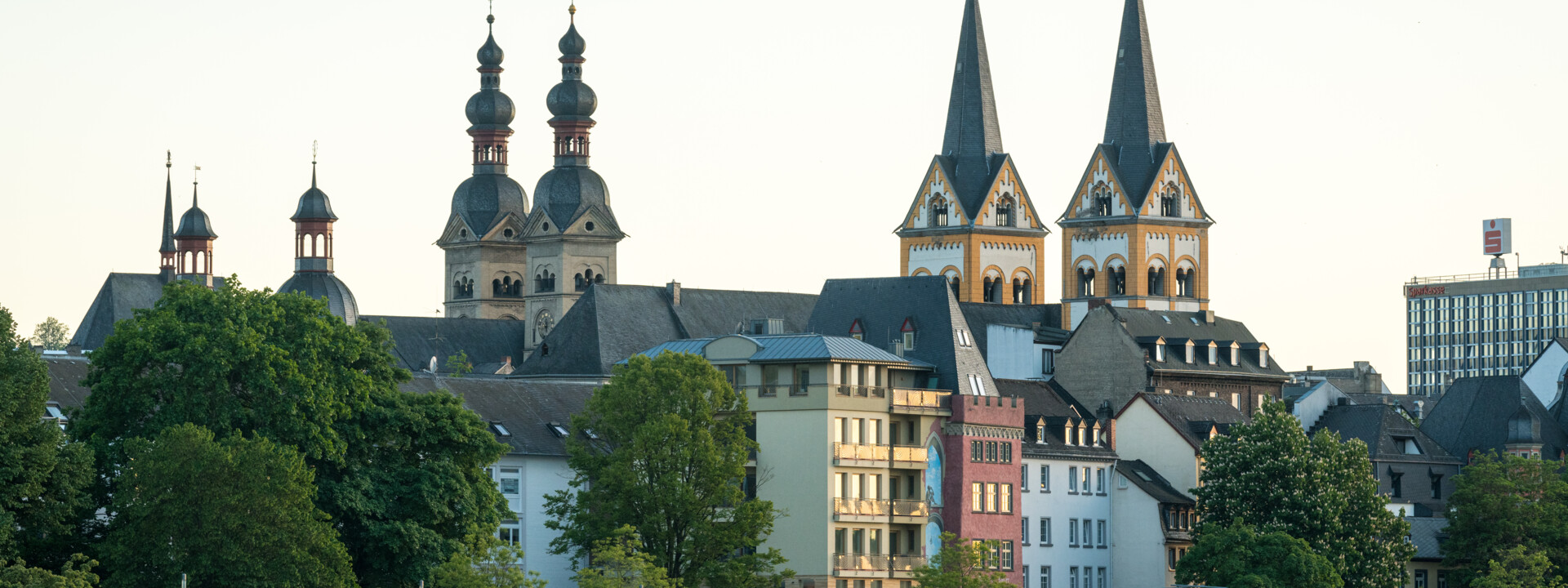 Skyline von Koblenz gesehen vom Moselufer mit mehreren Kirchtürmen ©Koblenz-Touristik GmbH, Dominik Ketz