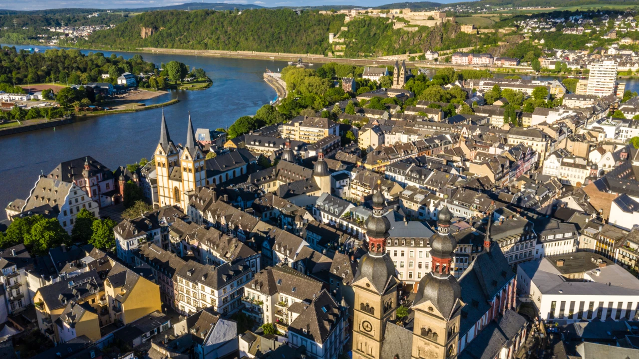 Luftaufnahme von Koblenzer Altstadt mit Liebfrauenkirche, Florinskirche, Altes Kauf- & Danzhaus, Basilika St. Kastor, Festung Ehrenbreitstein, Mosel, Rhein und Deutsches Eck