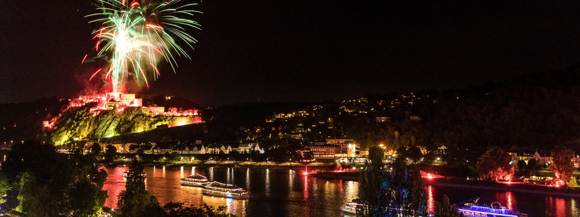 Schiffskonvoi mit Feuerwerk vor der Festung Ehrenbreitsten  © Koblenz-Touristik GmbH, Dominik Ketz 