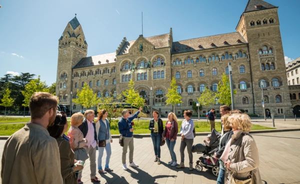 Führungsgruppe vor dem Preußischen Regierungsgebäude in Koblenz