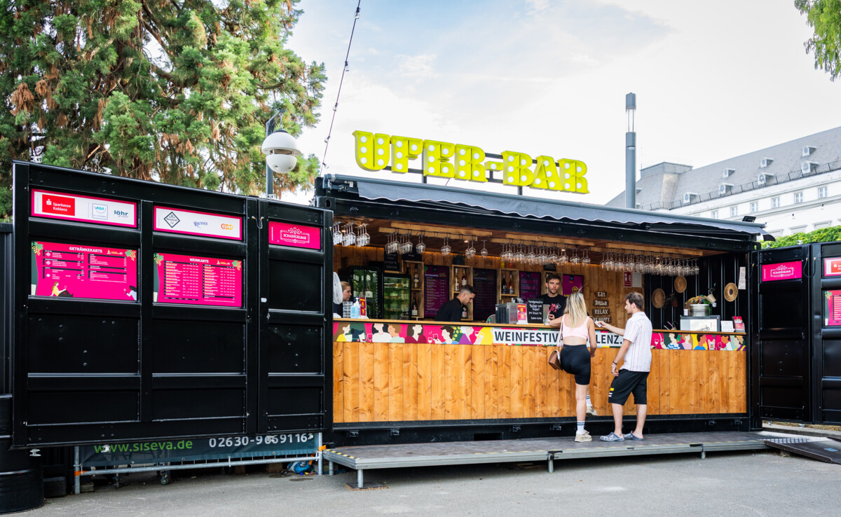 Vinothek an der Ufer-Bar an den Schlossstufen Koblenz  &copy; Koblenz-Touristik GmbH, Kai Myller