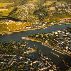 Luftaufnahme von der Festung Ehrenbreitstein mit Blick auf das Deutsche Eck, die Altstadt und die nähere Umgebung. ©Koblenz-Touristik GmbH, Johannes Bruchhof