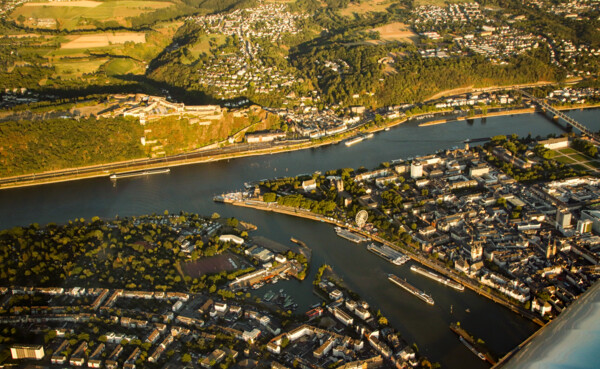 Luftaufnahme von der Festung Ehrenbreitstein mit Blick auf das Deutsche Eck, die Altstadt und die nähere Umgebung. ©Koblenz-Touristik GmbH, Johannes Bruchhof