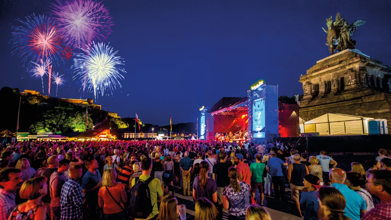 Konzert am Deutschen Eck während Sommerfest zu Rhein in Flammen mit Feuerwerken im Hintergrund