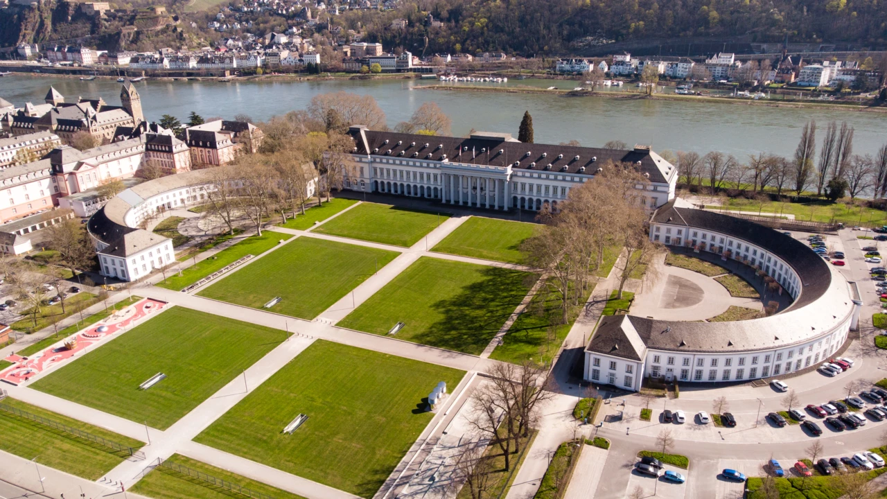 Luftaufnahme des Kurfürstlichen Schlosses in Koblenz in Herbst mit dem Rhein im Hintergrund