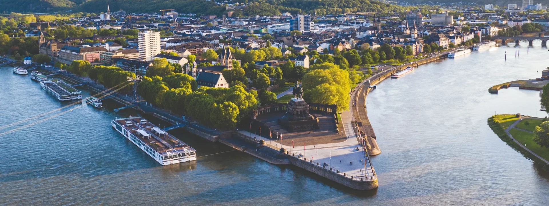 Luftaufnahme Deutsches Eck Koblenz © Koblenz-Touristik GmbH, Dominik Ketz Luftaufnahme vom Deutschen Eck in Koblenz mit der Seilbahn, dem Rhein, der Mosel und Schiffen im Vordergrund © Koblenz-Touristik GmbH, Dominik Ketz