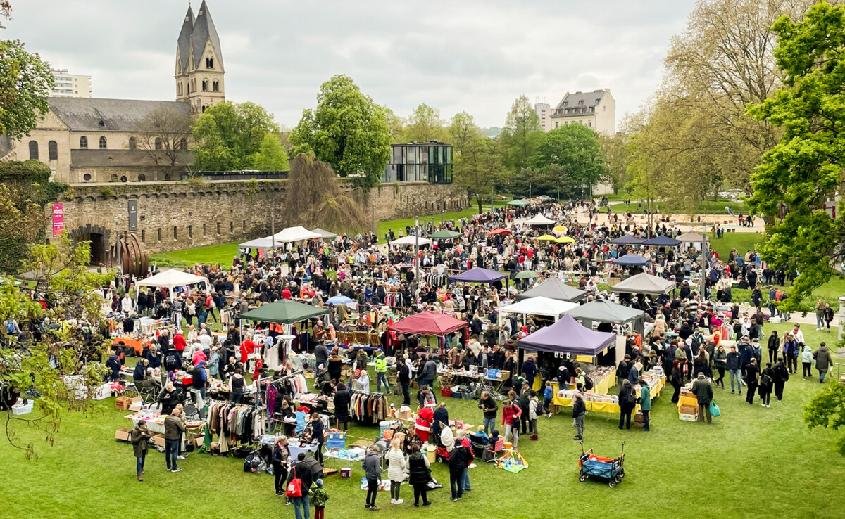 Die Wiese hinter dem Deutschen Eck beim städtischen Flohmarkt 2023  ©Koblenz-Touristik GmbH, Laura Pinkau 