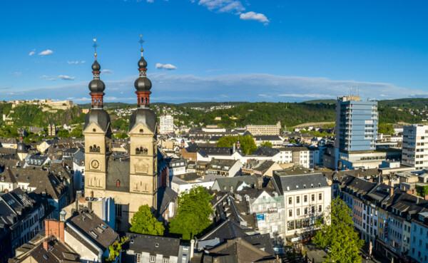 Luftaufnahme der Koblenzer Altstadt mit Liebfrauenkirche im Vordergrund und Florinskirche, Altstadt und Festung Ehrenbreitstein im Hintergrund ©Koblenz-Touristik GmbH, Dominik Ketz