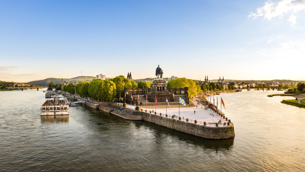 Deutsches Eck © Dominik Ketz.jpg © Koblenz-Touristik, Dominik Ketz Blick auf das Deutsche Eck in Koblenz am Zusammenfluss des Rhein und der Mosel © Koblenz-Touristik, Dominik Ketz