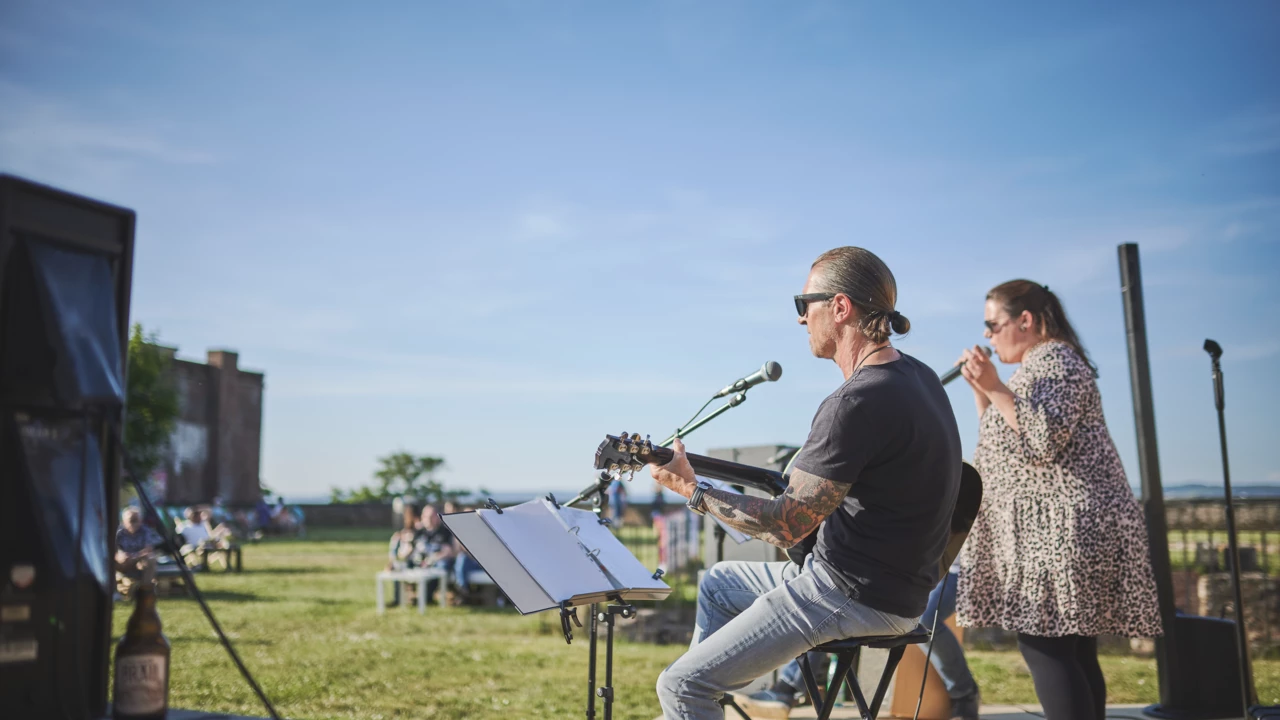 Band Vicky Unplugged spielt auf der Bühne während des Weinfestivals