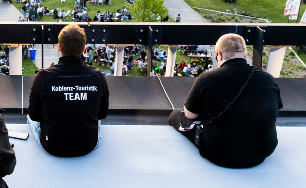 Das Team der Koblenz-Touristik GmbH sitzt auf dem Dach der Rhein-Mosel-Halle bei der Blauen Stunde ©Koblenz-Touristik GmbH, Kai Myller