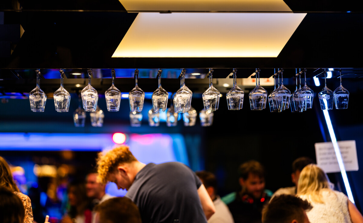 Wijnhuizen Elektronische wijn © Koblenz-Touristik GmbH, Kai Myller Wijnglazen hangend aan een wijnbar bij Electronic Wine in Koblenz © Koblenz-Touristik GmbH, Kai Myller