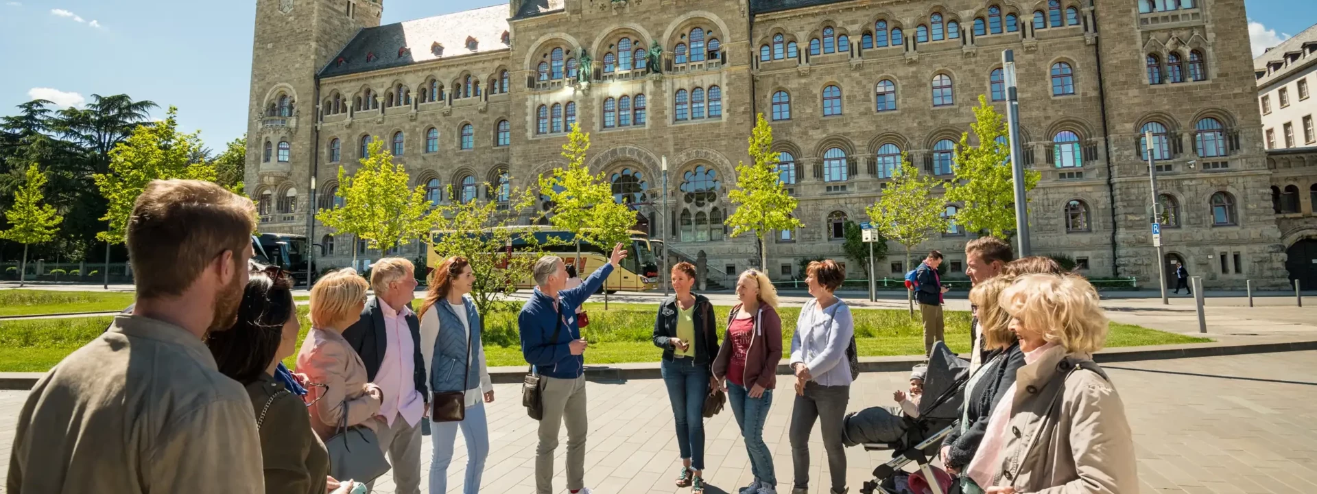 Leadership group in front of the Prussian government building in Koblenz &copy; Koblenz-Touristik GmbH, Dominik Ketz
