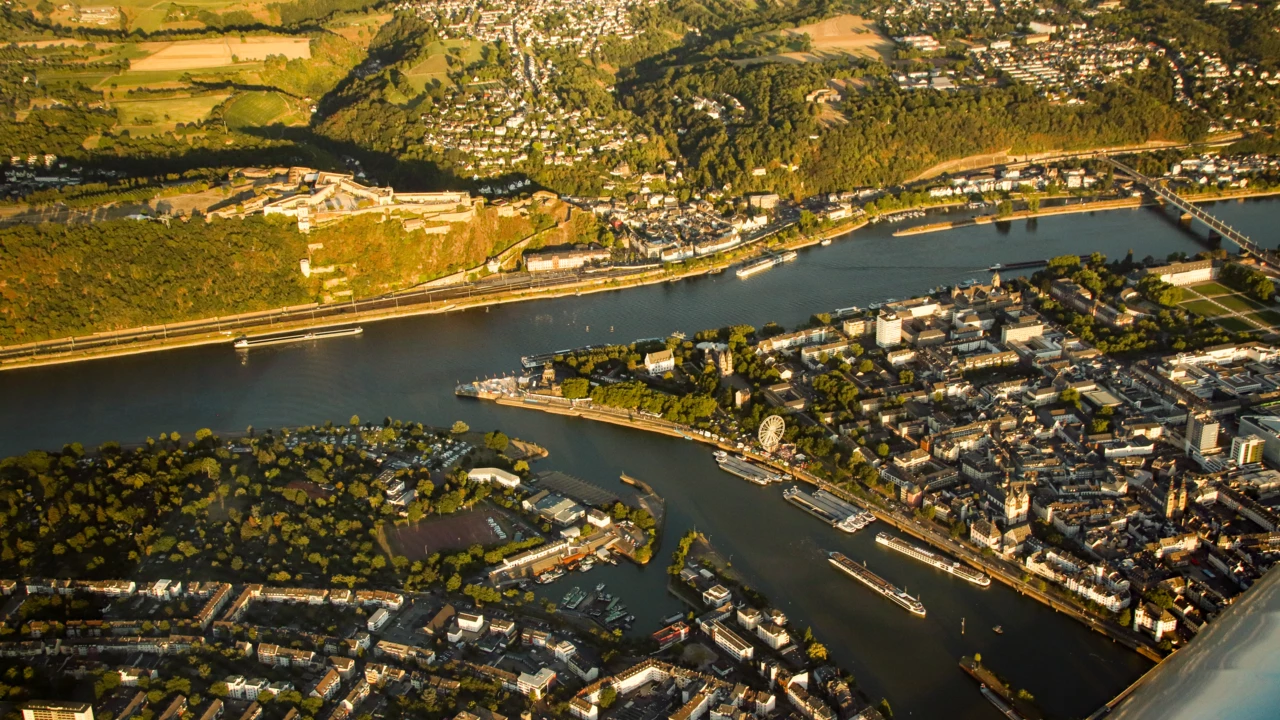 Luftaufnahme von der Festung Ehrenbreitstein mit Blick auf das Deutsche Eck, die Altstadt und die nähere Umgebung.